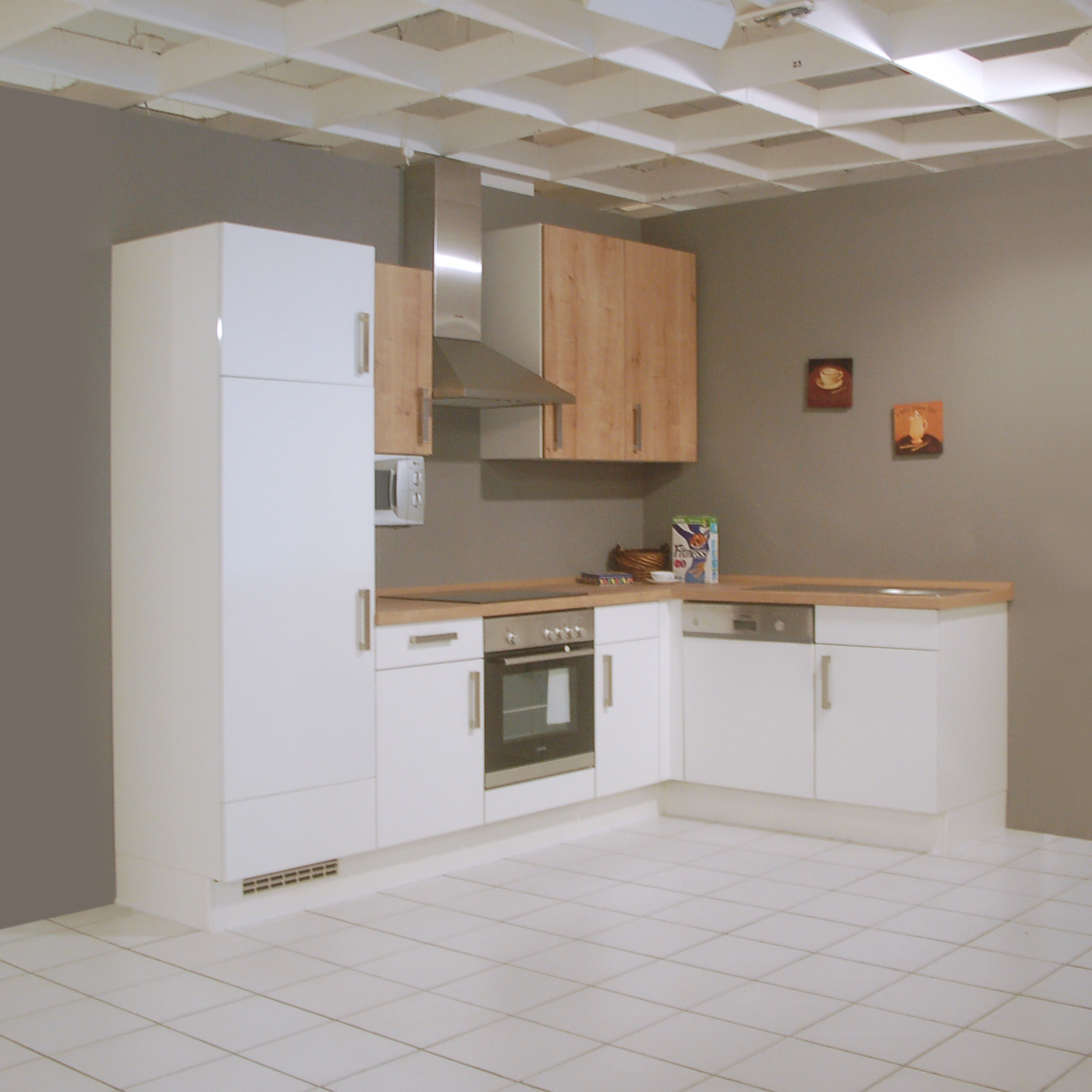 Einbauküche Nobilia Ausstellungsküche Küche in weiß matt ...